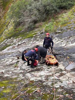 Köy muhtarı, 30 metre yükseklikten düşüp yaralandı