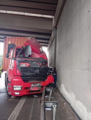 Kaza sırasında düşüp kullandığı TIR’ın altında kaldı