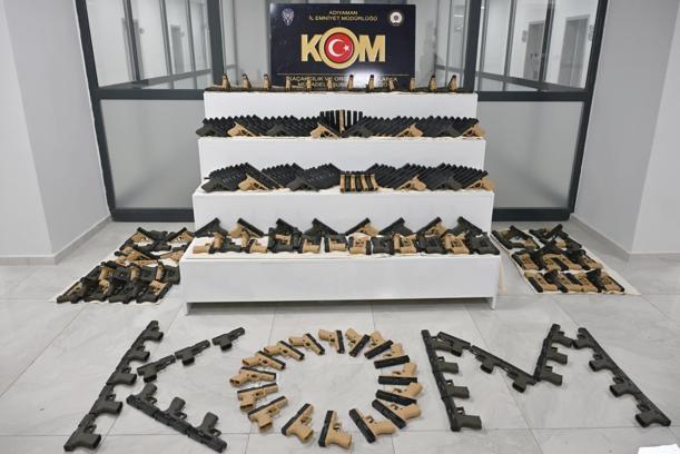 Adıyaman’da kurusıkıdan çevrilmiş bin tabanca ele geçirildi