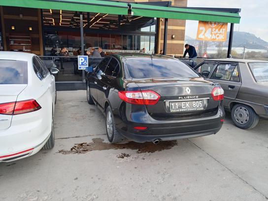 Vali, engelli park yerine resmi araç bırakan sürücüye ceza kestirdi