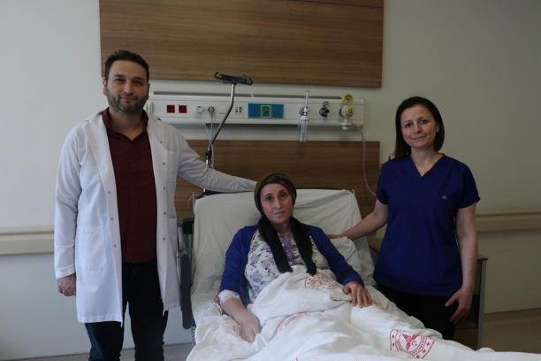 Forklift kazasında bacaklarını kaybetme riski bulunan Özlem, ameliyatla sağlığına kavuştu