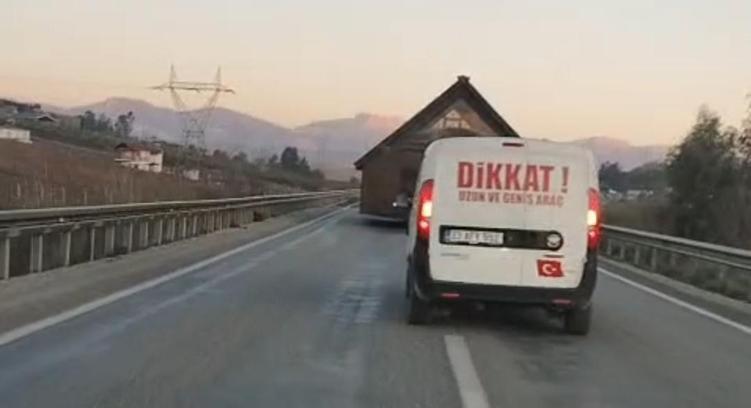 Adana'da prefabrik ev taşıyan TIR, trafiği kilitledi