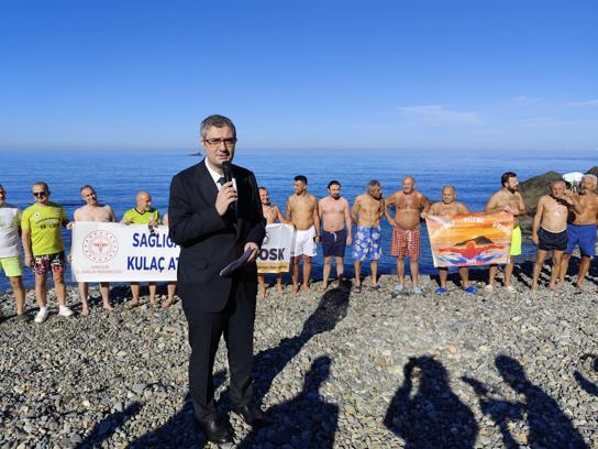 Giresun’da ‘Sağlığa Kulaç At’ etkinliğinde denizde yüzdüler