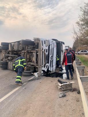 Mardin’de devrilen fuel-oil yüklü tankerin şoförü yaralandı