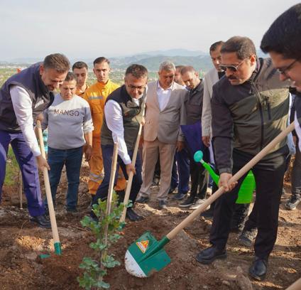 Arsuz’da deprem şehitleri hatıra ormanına 5 bin fidan dikildi