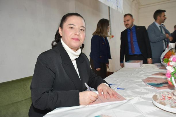 Ruhsal engelli kadın, şiir kitabıyla imza günü düzenledi