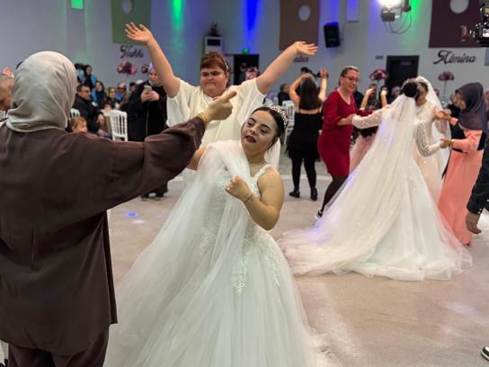 Down sendromlu 7 genç kız, temsili düğünde gelinlik giydi