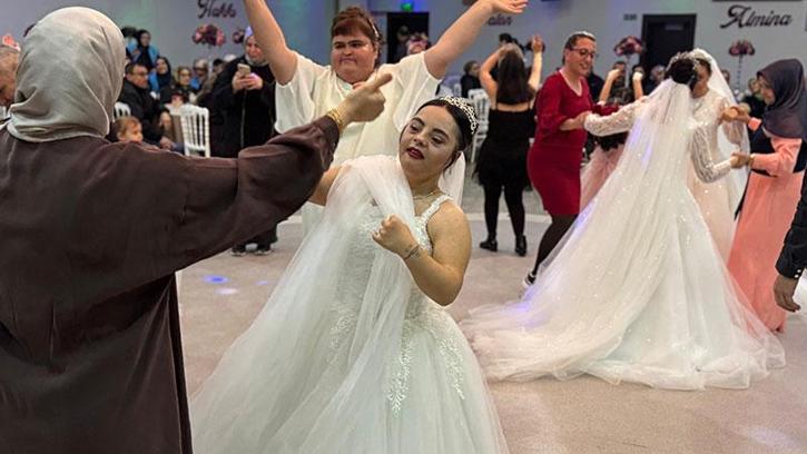 Down sendromlu 7 genç kız, temsili düğünde gelinlik giydi