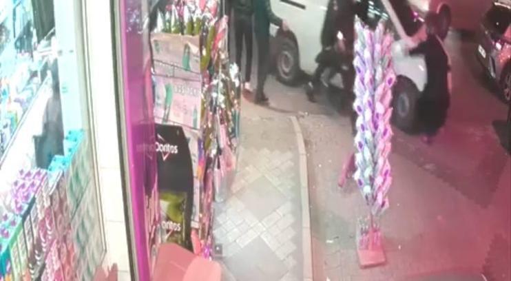 İstanbul - Küçükçekmece'de bekçilerin 'dur' ihtarına uymayan sürücü aracıyla kaçarken kadına çarptı; kaza kamerada