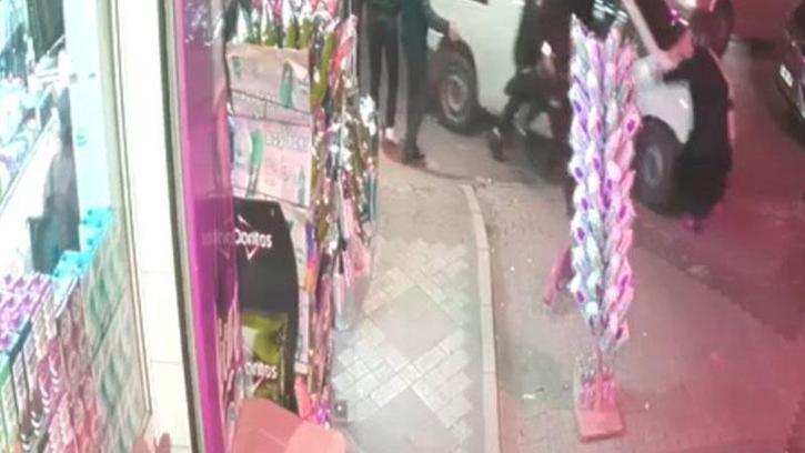 Küçükçekmece'de bekçilerin 'dur' ihtarına uymayan sürücü aracıyla kaçarken kadına çarptı; kaza kamerada
