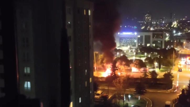 İstanbul - Küçükçekmece'de seyir halindeki otomobil alev alev yandı