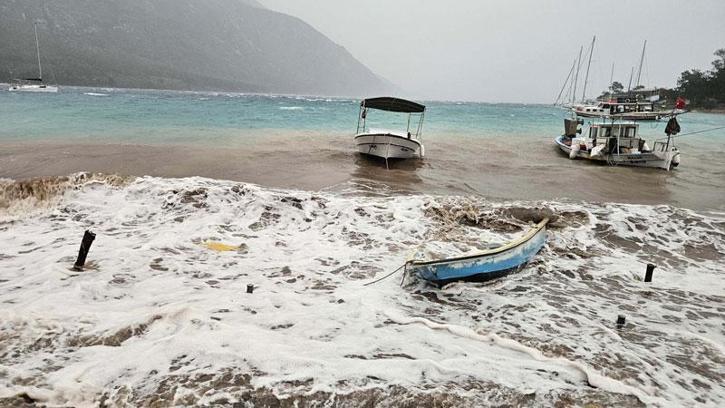 Muğla'da fırtına iskeleleri yıktı