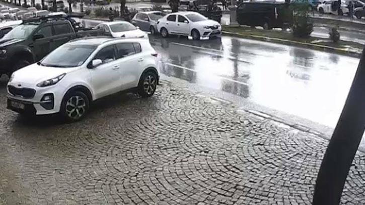 Sürücüsünün el frenini çekmeyi unuttuğu otomobil, kazaya neden oldu; o anlar kamerada