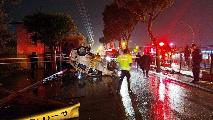 Sürücünün kontrolünü yitirdiği otomobil, aydınlatma direğine çarpıp, takla attı; 2 yaralı