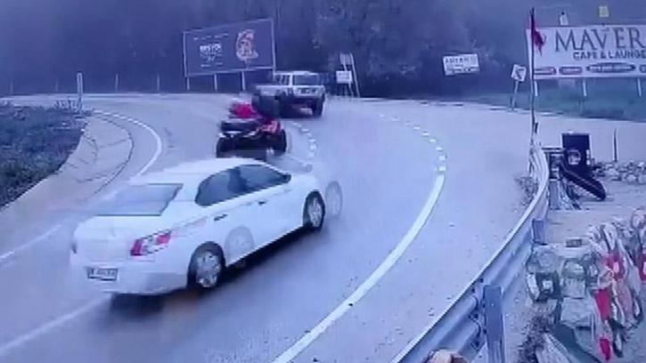 Kayganlaşan yolda virajda kazalar kamerada