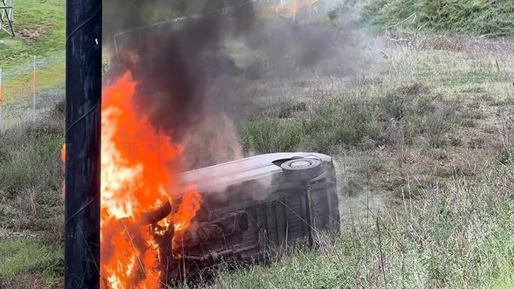 Tuzla'da şoförünün direksiyon hakimiyetini kaybetmesiyle araziye uçan minibüs alev alev yandı