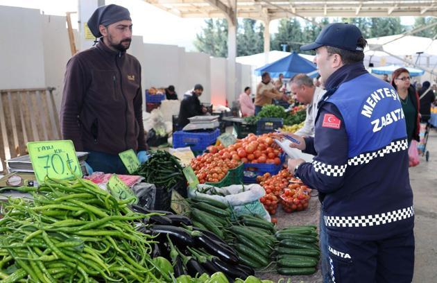Menteşe'de pazarda etiket denetimi