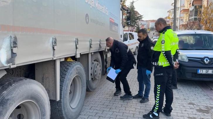 Yolun karşısına geçerken TIR'ın çarptığı yaya hayatını kaybetti