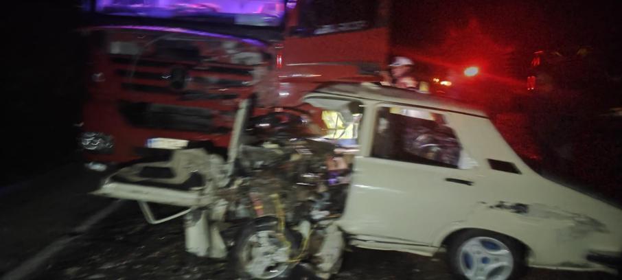 TIR ile otomobil kafa kafaya çarpıştı; 2 yaralı