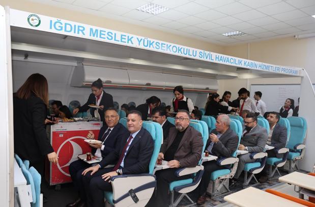Havacılık öğrencilerine kabin simülasyon sınıfında uygulamalı eğitim