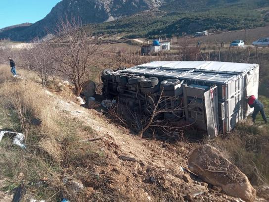 Kamyon sürücüsü yaralandı