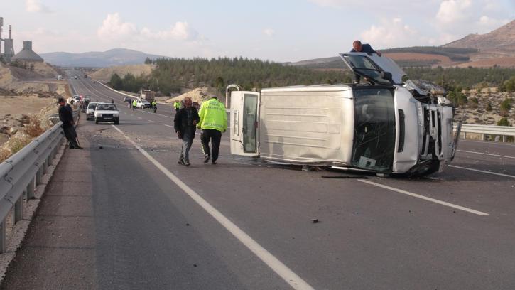 Kilis’te hafif ticari araç ile otomobil çarpıştı:3 yaralı