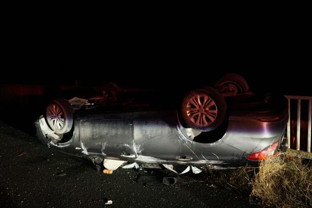 Gümüşhane'de otomobil, bariyerlere çarpıp ters döndü: 2'si çocuk 5 yaralı