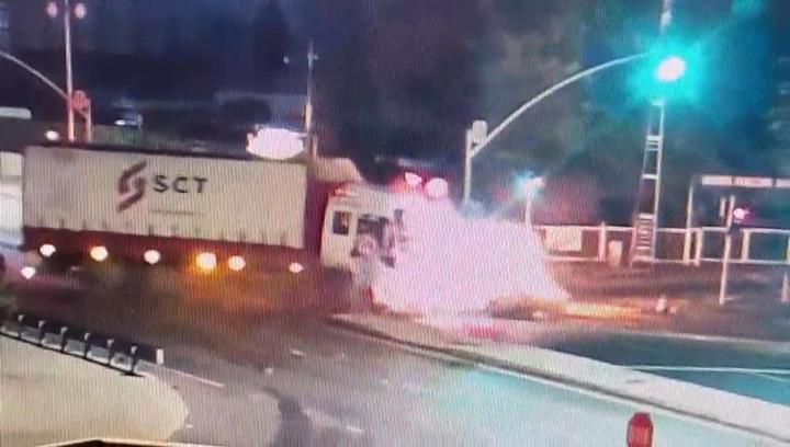 Avcılar'da kamyonun çarpıp sürüklediği otomobil alev aldı; 1 ölü, 1 yaralı