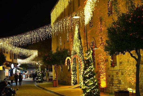 Çeşme'de yılbaşı coşkusu meydanlara taşınıyor