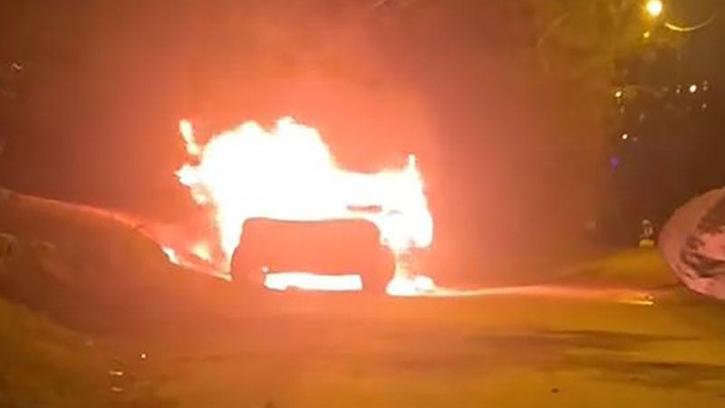 Adana'da park halindeki otomobilde patlama sonrası yangın; 1 ölü