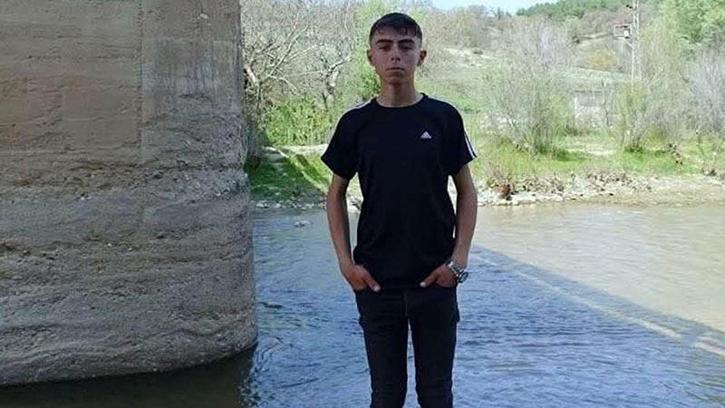 Devrilen traktörün sürücüsü Emre öldü