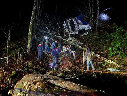 50 metreden dere yatağına devrilen TIR’ın şoförü, 4 saat sonra bulundu