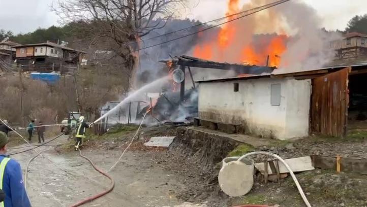 Kastamonu'da ahşap ev, yangında kül oldu