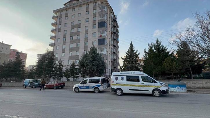 Eşini tabancayla bacağından vurdu