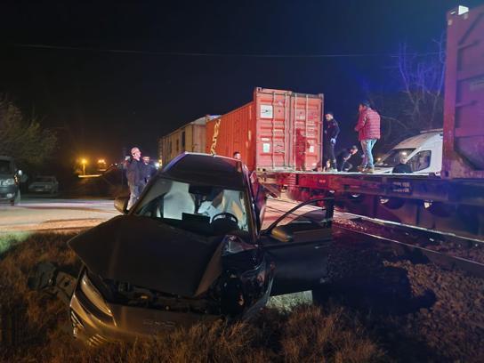 Malatya'da yük treni otomobile çarptı: 5 yaralı