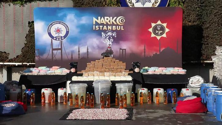 İstanbul'da operasyonla ele geçirilen 1 ton 144 kilo 396 gram uyuşturucu emniyette sergilendi