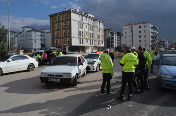 Takiple yakalanan sürücünün ağlayan çocuklarını polis sakinleştirdi