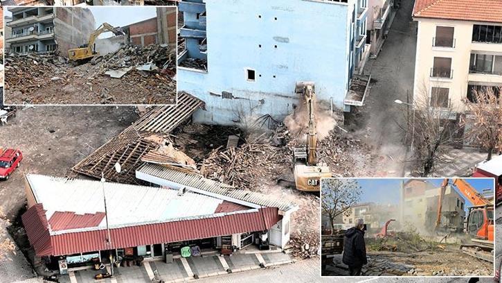 Sındırgı'da depremde ağır hasar alan binaların yıkımı sürüyor