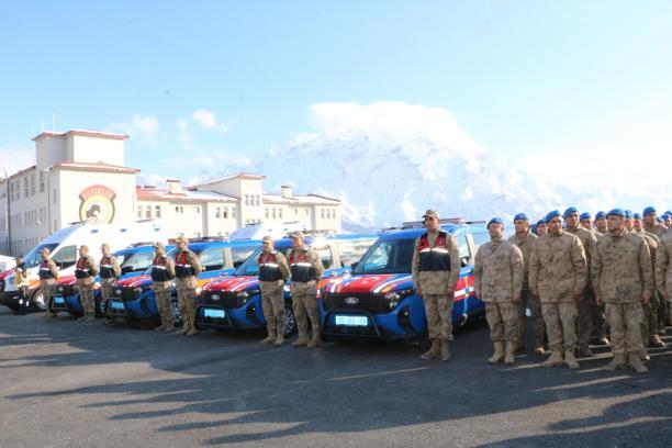 Hakkari'de Emniyet, Jandarma ve Sağlık ekiplerine 45 yeni araç teslim edildi