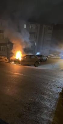 Alkollü sürücünün duvara çarptığı otomobil yandı