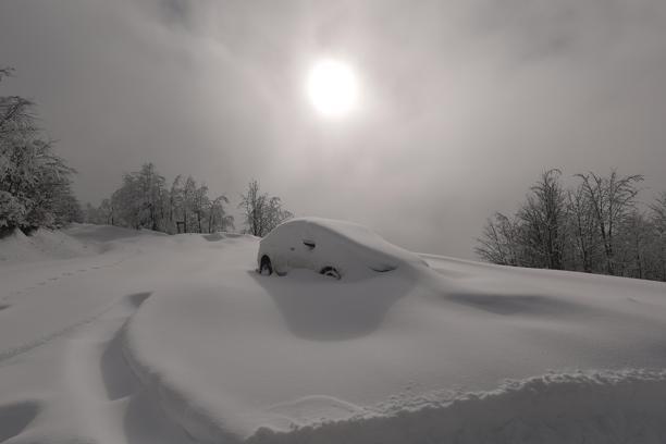 Deniz manzaralı yaylada kar güzelliği