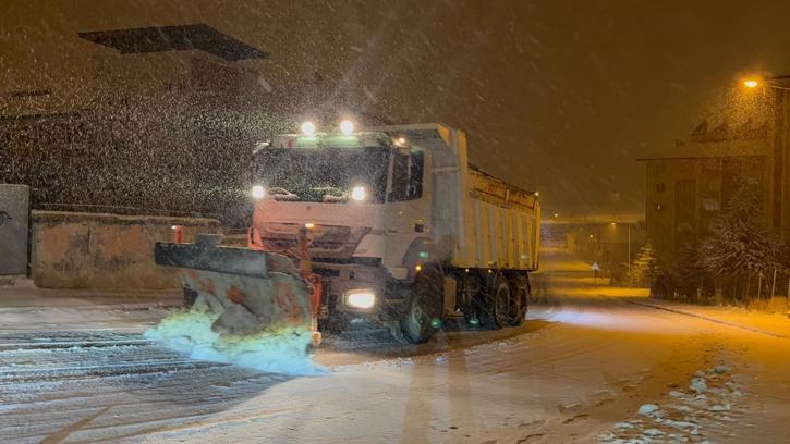 Van'da kar yağışı nedeniyle 90 yerleşim yeri ulaşıma kapandı (2)