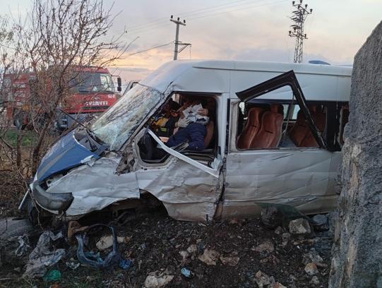 Mardin’de şarampole devrilen servis minibüsünün sürücüsü yaralandı