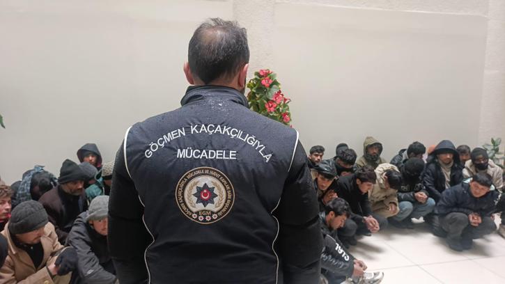 TIR’ın dorsesinden 42 kaçak göçmen çıktı; 2 gözaltı