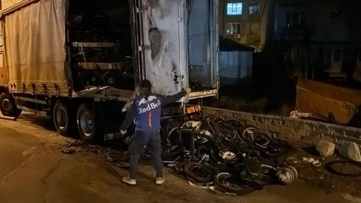 Bisiklet dolu kamyon yandı