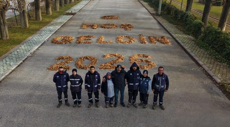 Temizlik işçileri, sonbahar yapraklarıyla ‘Hoş geldin 2026’ yazdı