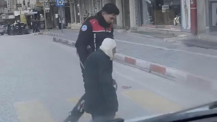 Yolun karşısına geçmekte zorlanan yaşlı kişiye polis yardım etti