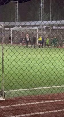 Antrenör, kadın hakeme saldırıp tokat attı