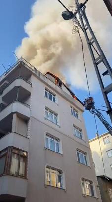 İstanbul - Tuzla'da 6 katlı binanın çatısında çıkan yangın söndürüldü