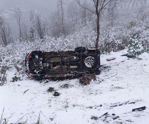 Ordu'da kamyonet karla kaplı yolda şarampole yuvarlandı: 6 yaralı